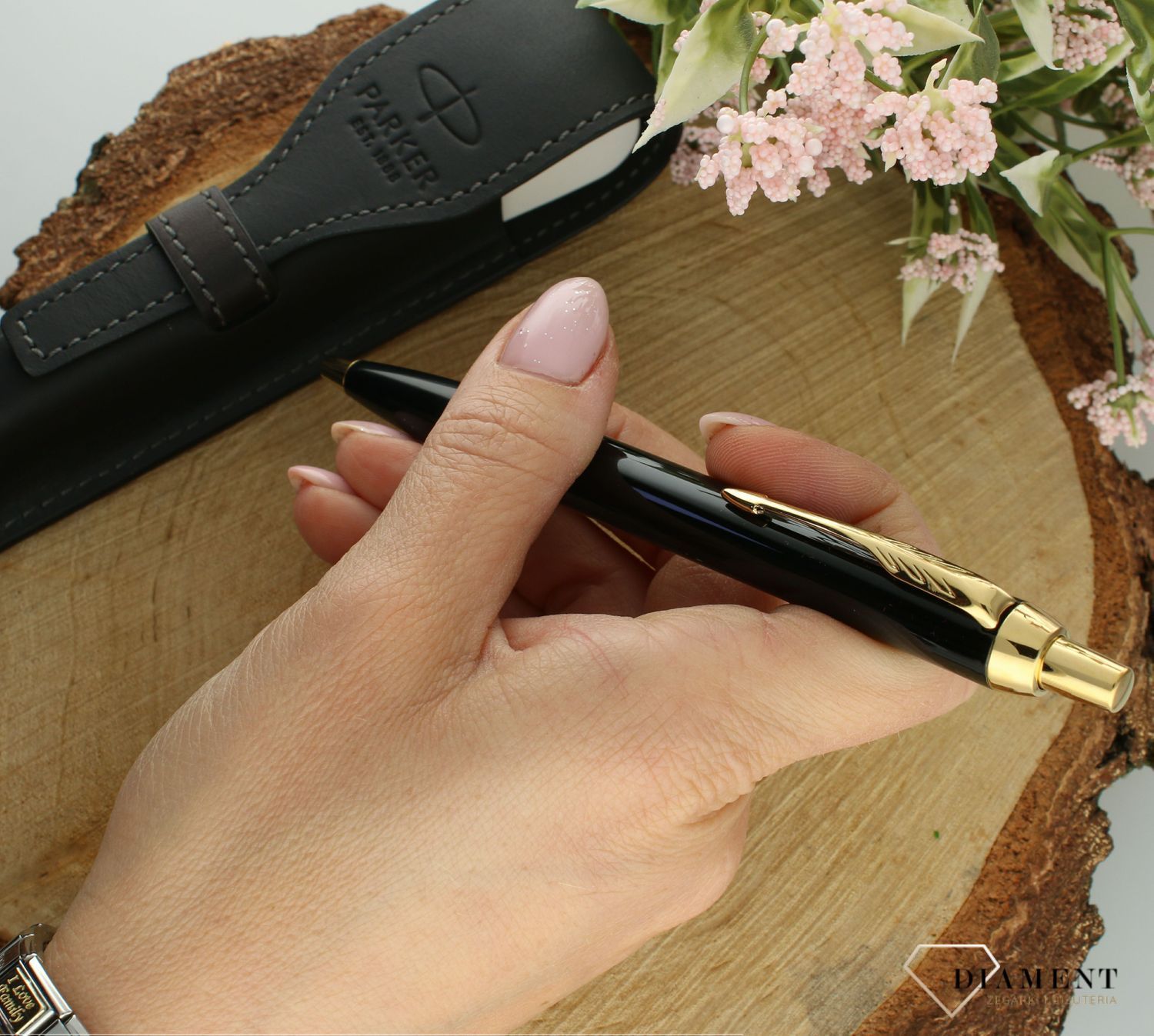 Zestaw Prezentowy Parker Długopis Czarno-Złoty i czarne skórzane etui do długopisu S0825840. Zestaw prezentowy Parker. Paker na prezent z etui. Długopis Parker z etui na prezent. Czarno-złoty długopis Parker dla nauczyciela (2).jpg